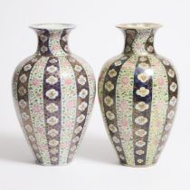 A Pair of Chinese Imari Vases, 19th Century, 清 十九世纪 中国伊万里瓷瓶一对, height 14.2 in — 36 cm (2 Pieces)