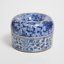 A Large Blue and White Porcelain Necklace Box, 17th-18th Century, 十七/十八世纪 大型青花朝珠盒