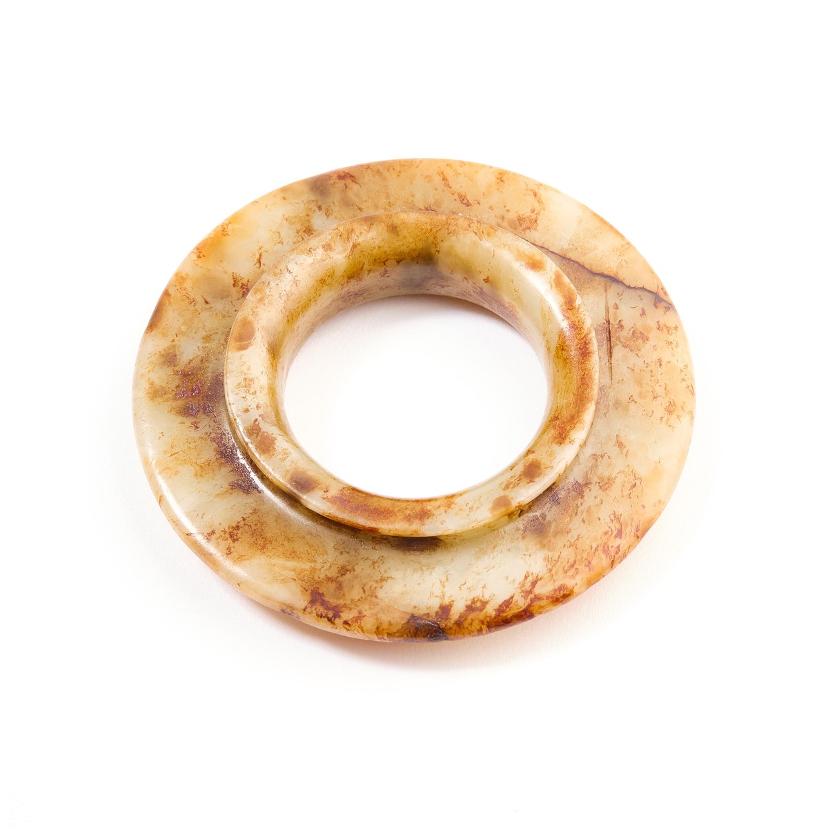 A White and Russet Jade Ring-Shaped Ornament, Song-Ming Dynasty (960-1644), 宋/明 白玉带皮凸唇环, diameter 2. - Image 4 of 7