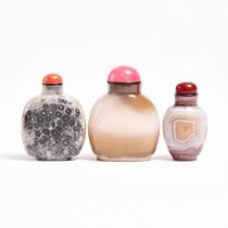 Three Agate Snuff Bottles, 19th/20th Century, 晚清/民国 '玉带缠腰'玛瑙及石灰岩烟壶一组三件, tallest height 2.9 in — 7.3