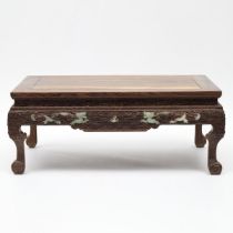 A Jade-Inlaid 'Dragon' Suanzhi Rosewood Low Table, 酸枝花梨木嵌玉雕'龙纹'板矮桌, 13.6 x 34.6 x 22.8 in — 34.5 x 8
