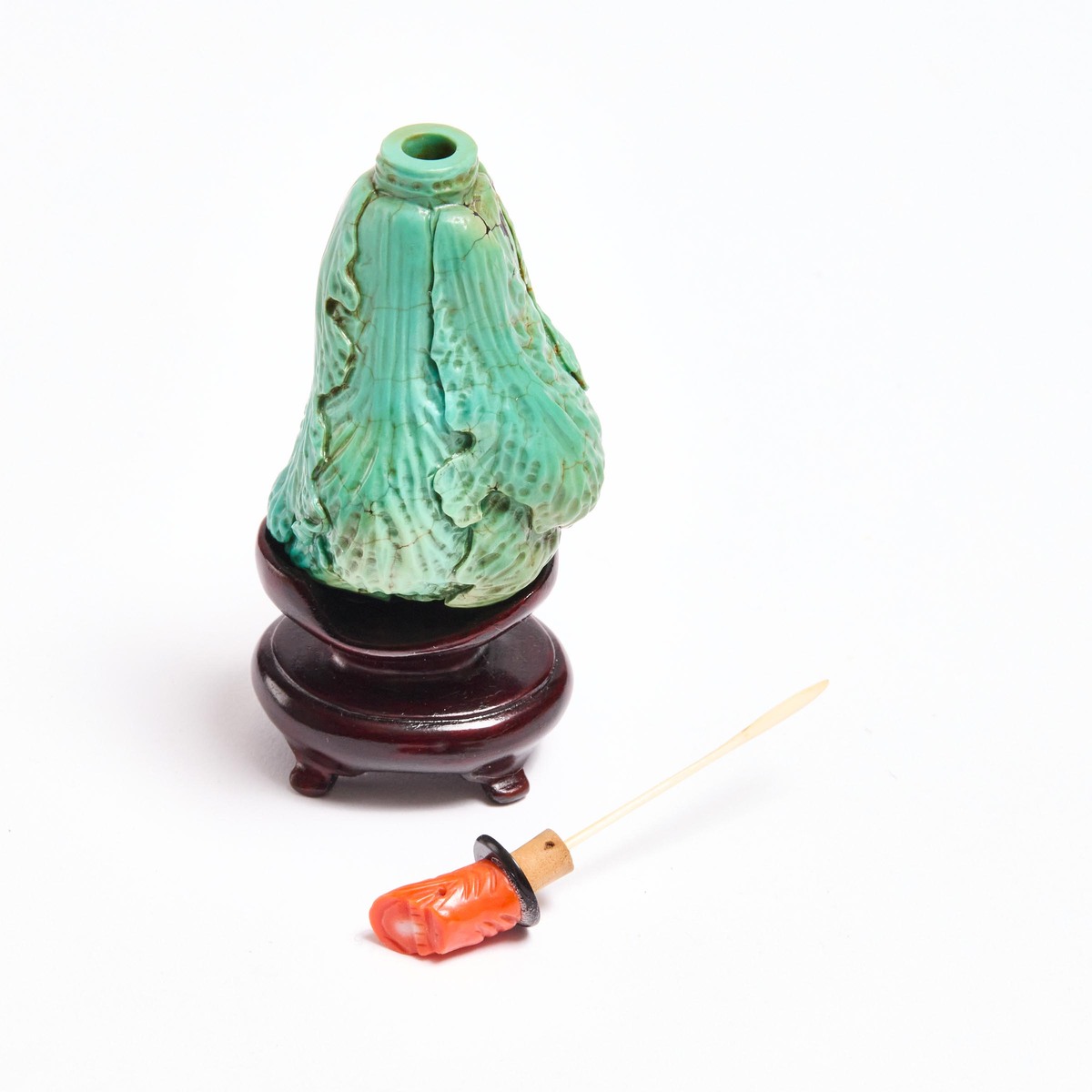 A Carved Turquoise Cabbage-Form Snuff Bottle, 19th Century, 清 十九世纪 绿松石雕白菜型烟壶, length 3.1 in — 7.8 cm - Image 4 of 5