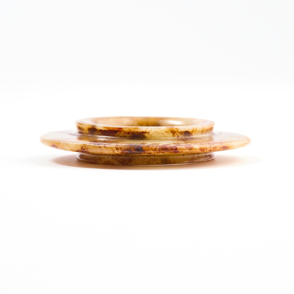 A White and Russet Jade Ring-Shaped Ornament, Song-Ming Dynasty (960-1644), 宋/明 白玉带皮凸唇环, diameter 2. - Image 6 of 7
