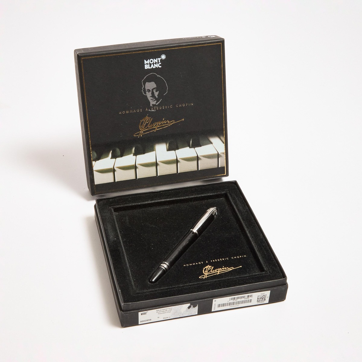 Montblanc Starwalker Fountain Pen, #HW2429004; 14k gold nib; black resin barrel and cap
