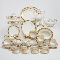 Aynsley ‘Empress White’ Pattern Service, 20th century, largest platter length 16 in — 40.5 cm (95 Pi