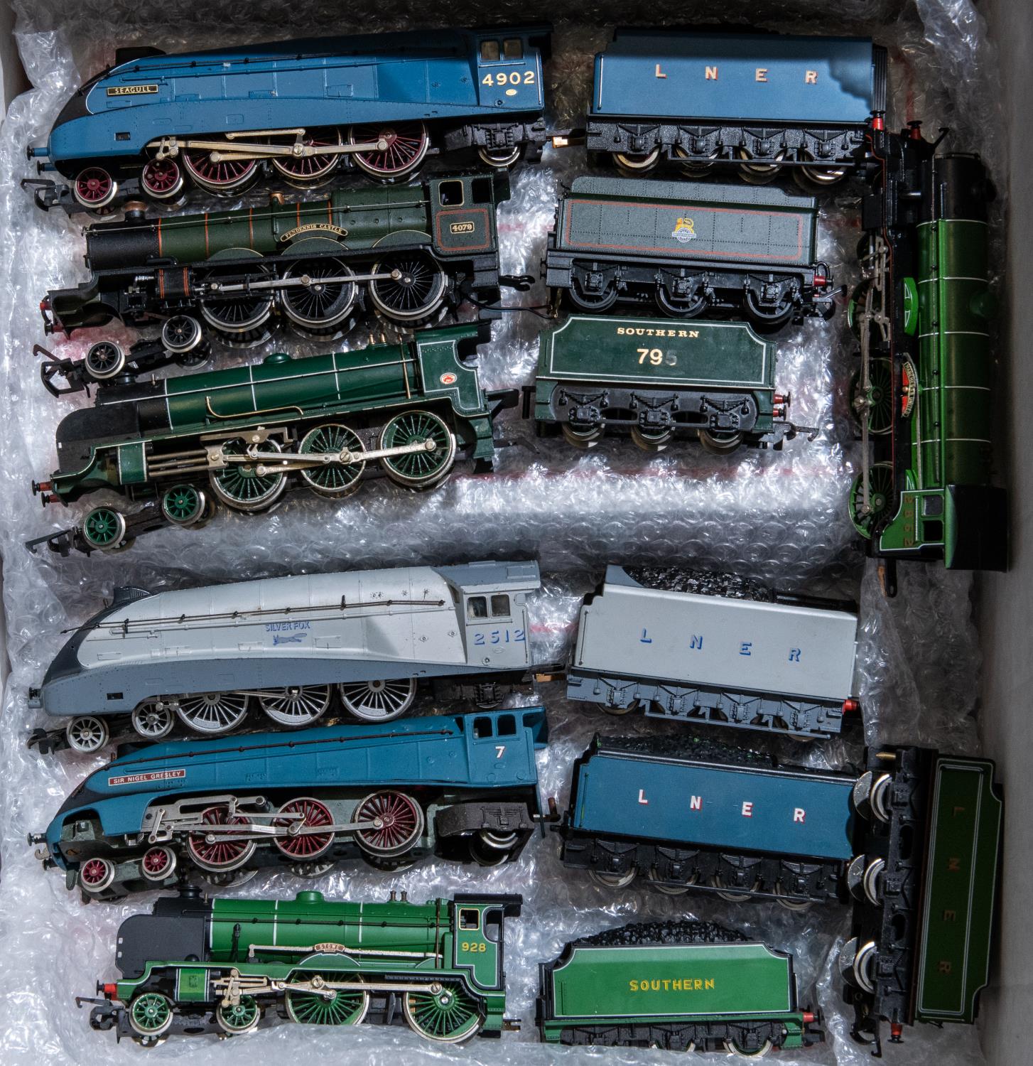 A quantity of OO gauge Model Railway. 7 Locomotives - Pendennis Castle RN 4079, Sir Dinadan RN