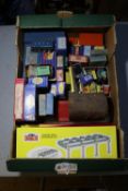 A quantity of Hornby Dublo accessories and lineside equipment, buildings, etc. Including; 2x