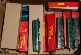 17x Tri-ang OO gauge railway items. Including 7x locomotives; a BR Britannia Class 4-6-2, 70000.