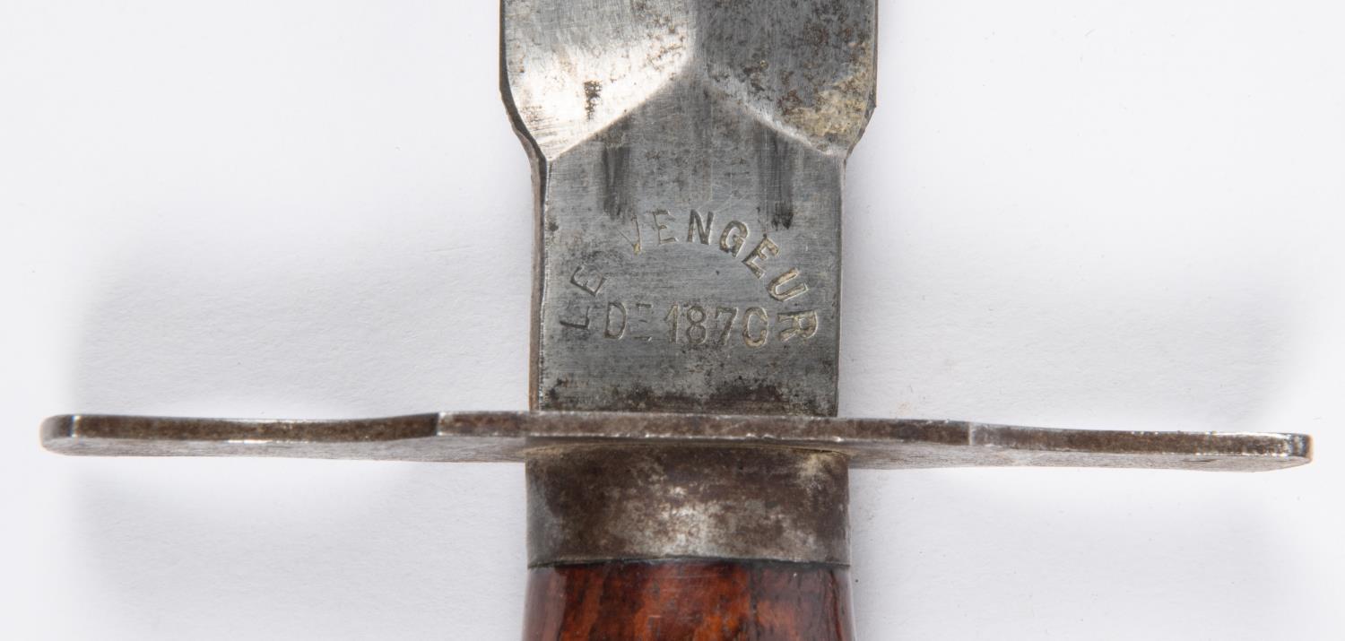 A WWI French fighting knife, DE blade 6½" marked "LE VENGEUR DE 1870" and numbered "76". with - Image 4 of 4