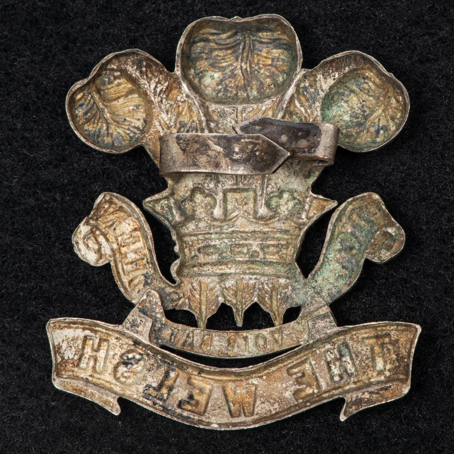 A white metal cap badge of the 1st Volunteer Battalion the Welsh Regiment, with blades. GC ( - Image 2 of 2