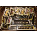 34x Wrenn Railway OO gauge items. 7x Pullman Cars; 4x in chocolate and cream livery and 3x in blue