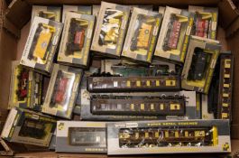 34x Wrenn Railway OO gauge items. 7x Pullman Cars; 4x in chocolate and cream livery and 3x in blue