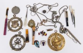 A small quantity of collectables. Including; 3x possibly Masonic related medals from Derbyshire.