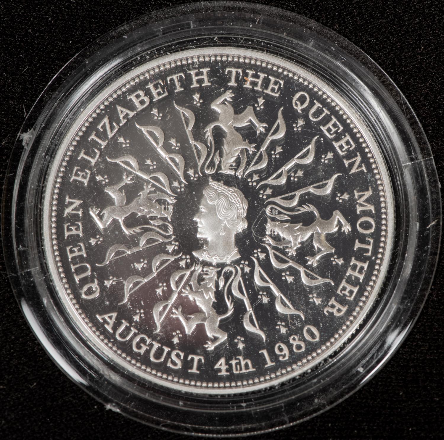 Elizabeth II Queen Elizabeth the Queen Mother silver proof crowns (2): 1980 for commemorating 80th - Image 3 of 5