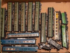 60x OO gauge railway items by Hornby, Tri-ang, Grafar, etc. Including 7x locomotives; an SR Battle