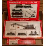 A Fleischmann HO DB heavy duty rail mounted breakdown crane set. Comprising twin bogie Krupp-