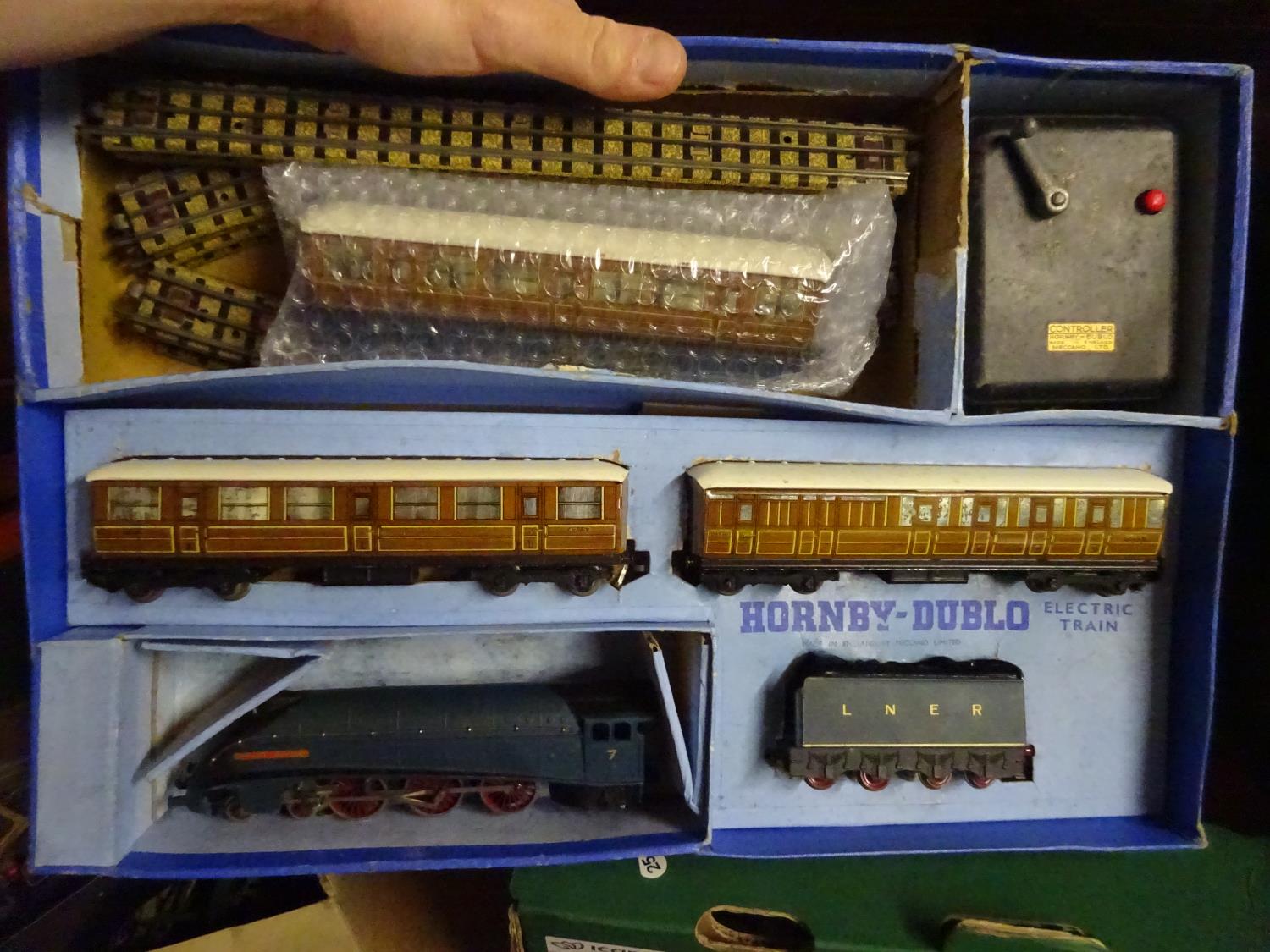 14+ items of Hornby Dublo railway. Including a EDP1 Passenger Train set comprising; LNER Class A4 - Image 2 of 10