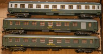 11x O gauge railway by Lima. Including an LMS Class 4F 0-6-0 tender locomotive, 4683, in maroon. A