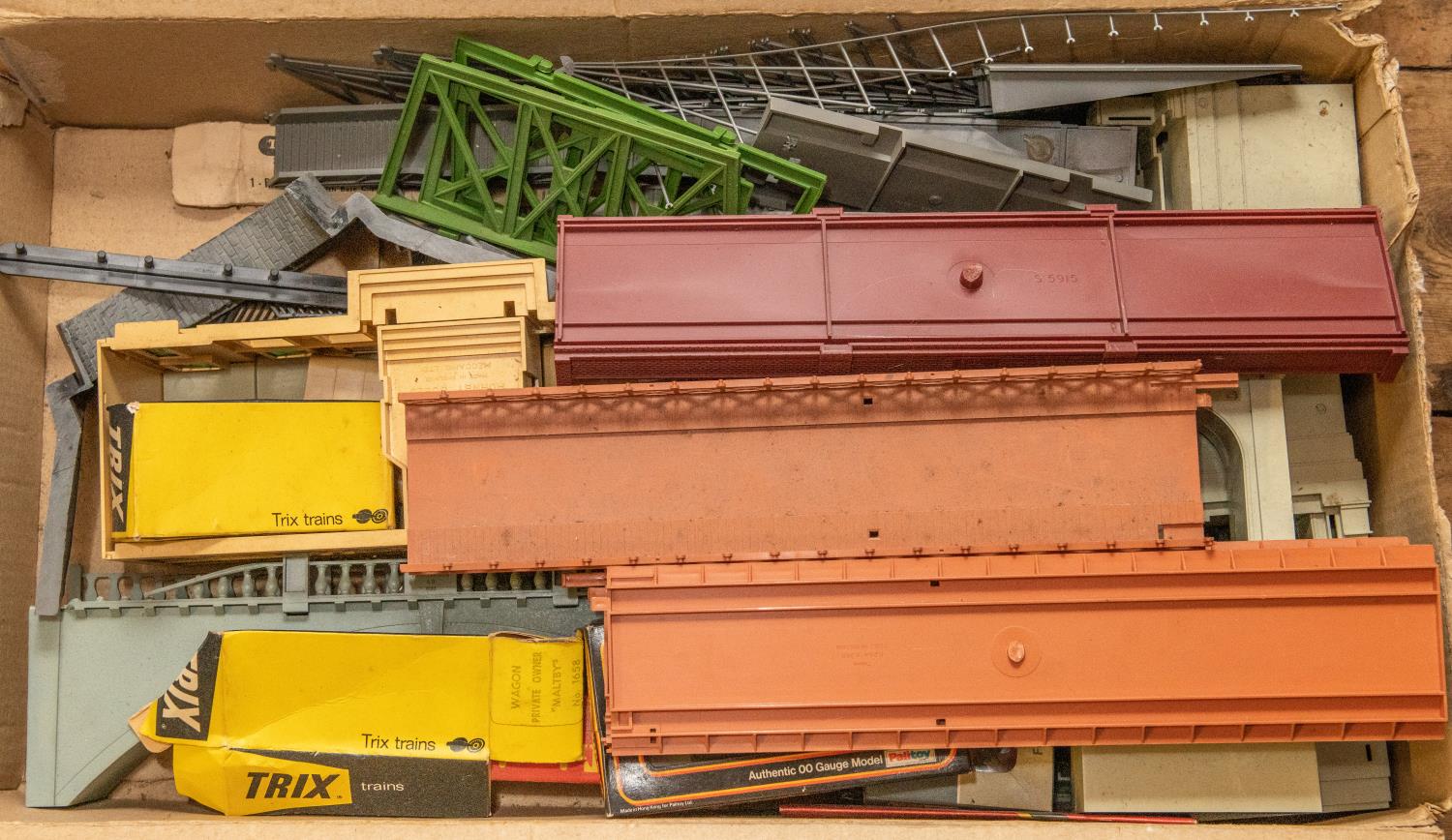 A large quantity of OO model railway. Including 2x Mainline Jubilee Class, locomotive, Leander, plus - Image 8 of 8