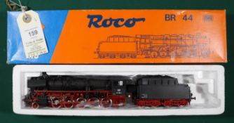RoCo HO DB Class 044 2-10-0 steam tender locomotive. RN 044-188-1. In black and red livery. (