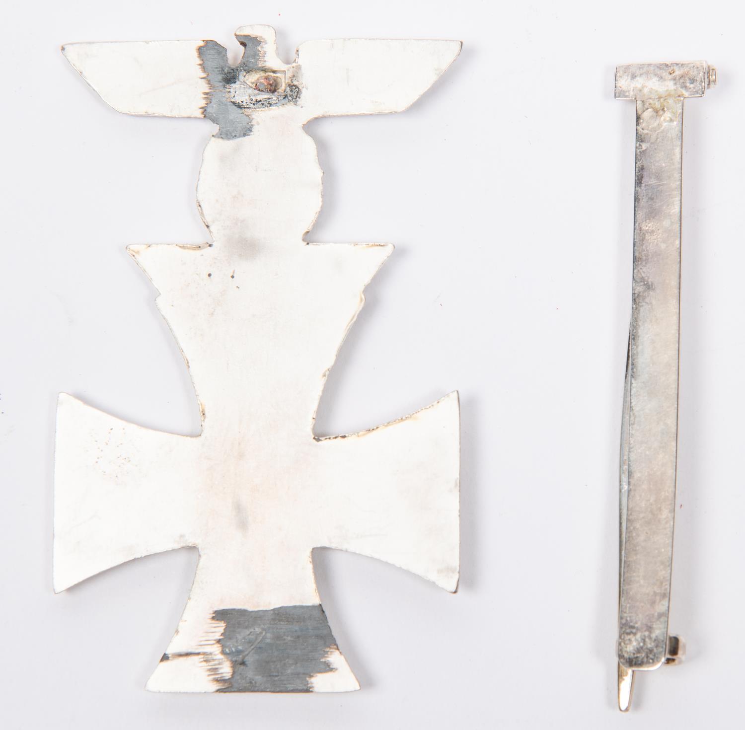 A 1914 Iron Cross 1st Class with integral 1939 bar, silver on grey metal. The original pin fitting - Image 2 of 2