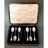 A cased set of 6 hallmarked silver spoons and tongs, Sheffield, Cooper Brothers & Sons Ltd, 1911,