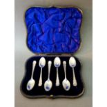 A set of 6 hallmarked silver spoons, London, Josiah Williams & Co, 1936, with associated box,