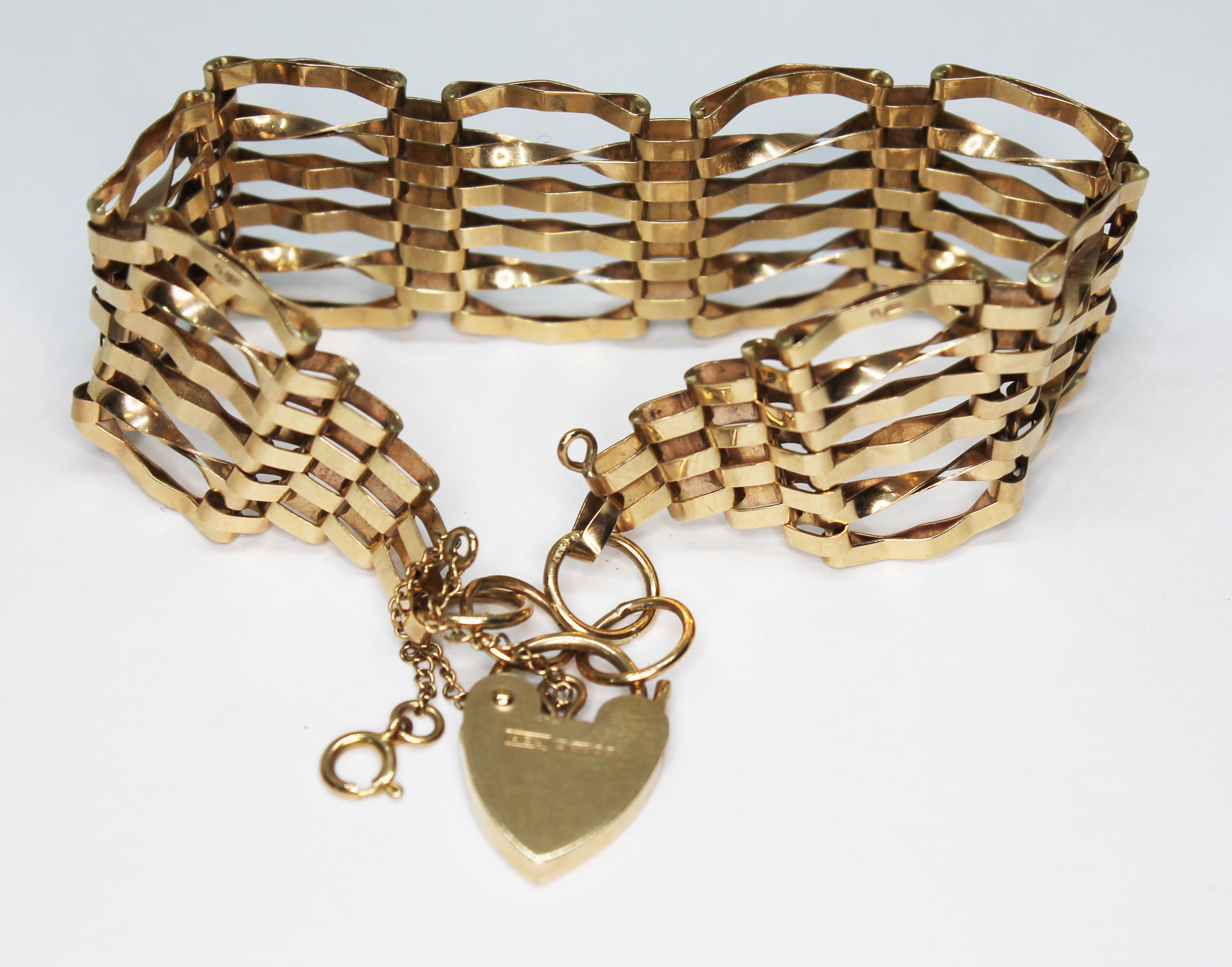 A hallmarked 9ct gold gate bracelet with heart shaped padlock clasp, length 18cm, wt. 14.4g.