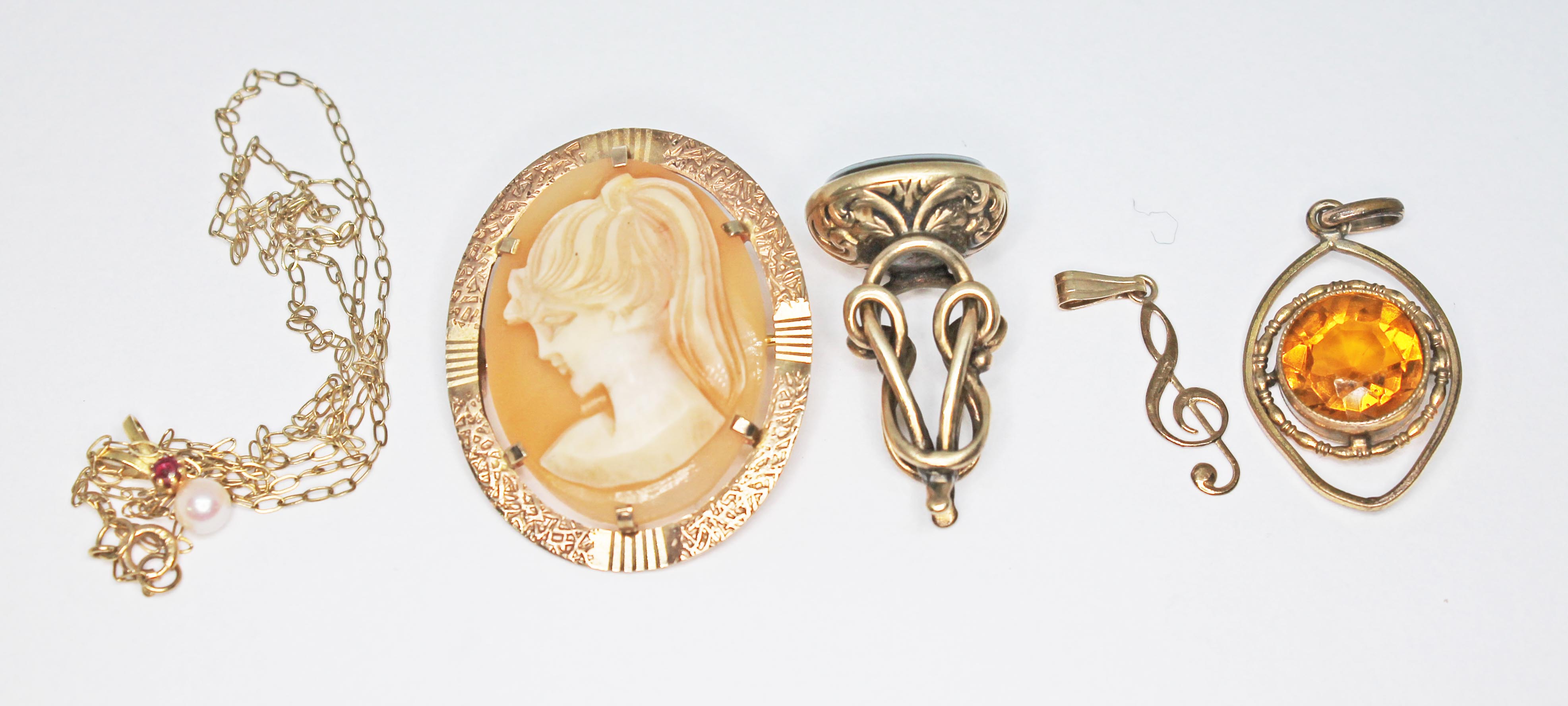 A mixed lot of hallmarked 9ct gold and yellow metal including a shell cameo brooch, a seal fob, a