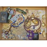 Assorted costume jewellery including a Sajen multi-gem set pendant (bale broken off), a locket