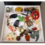 Art Deco jewellery brooches, clips, buckles including bakelite, early plastics, enamel, Kitsch, etc.