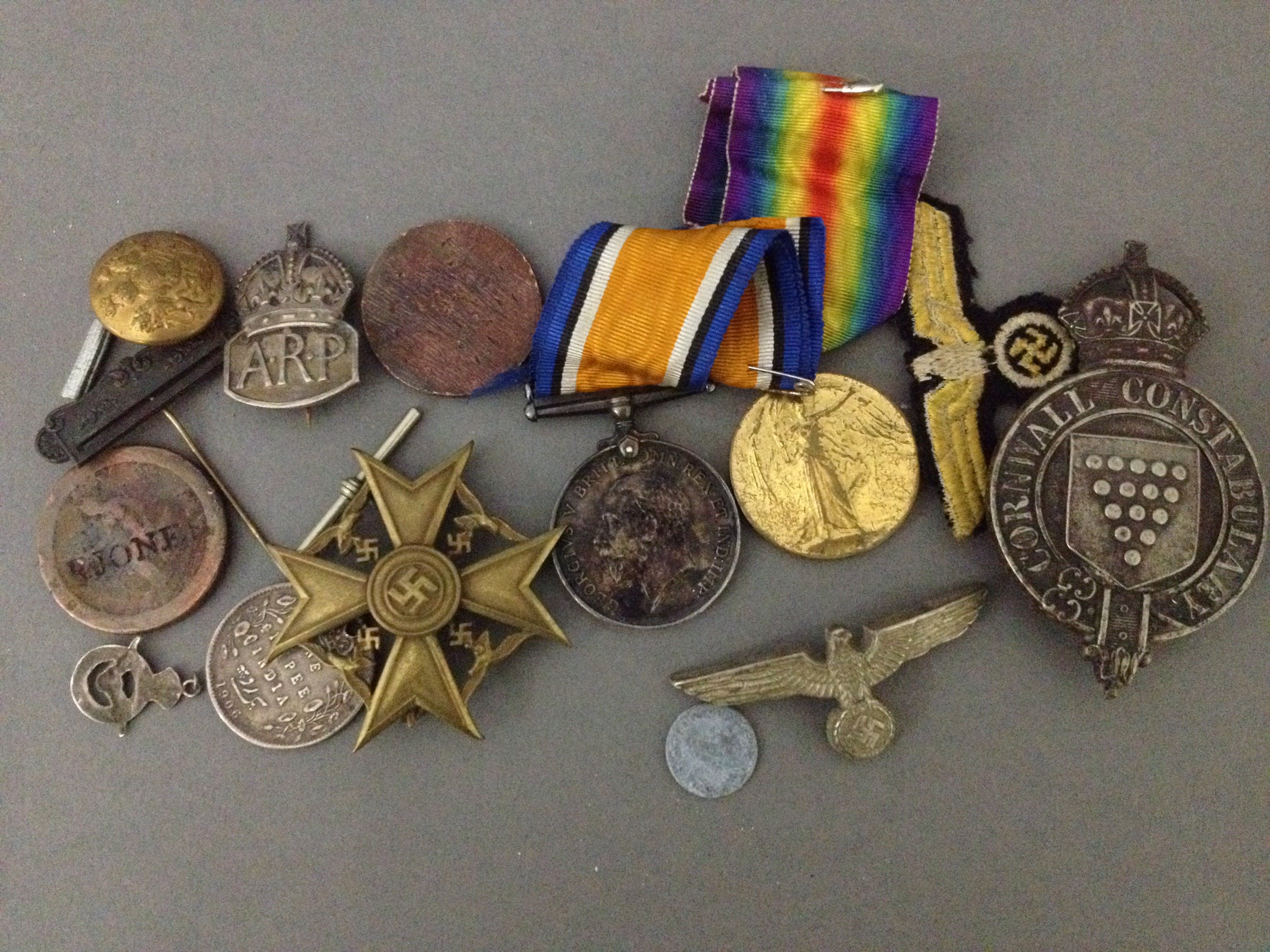 A selection of military badges and medals to include a WW1 silver medal and a "The Great War for