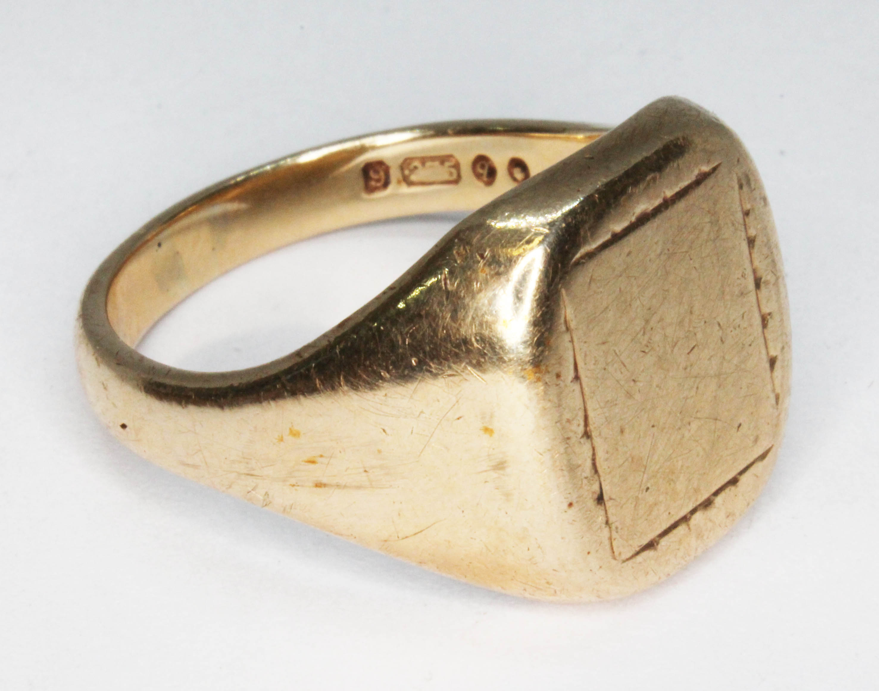 A hallmarked 9ct gold signet ring, wt. 11.9g, size T.