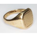 A hallmarked 9ct gold signet ring, wt. 11.9g, size T.