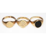 A group of three hallmarked 9ct gold signet rings, gross wt. 12.5g, size R/V.