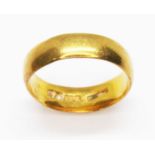 A hallmarked 22ct gold wedding band, wt. 4.7g, size M.