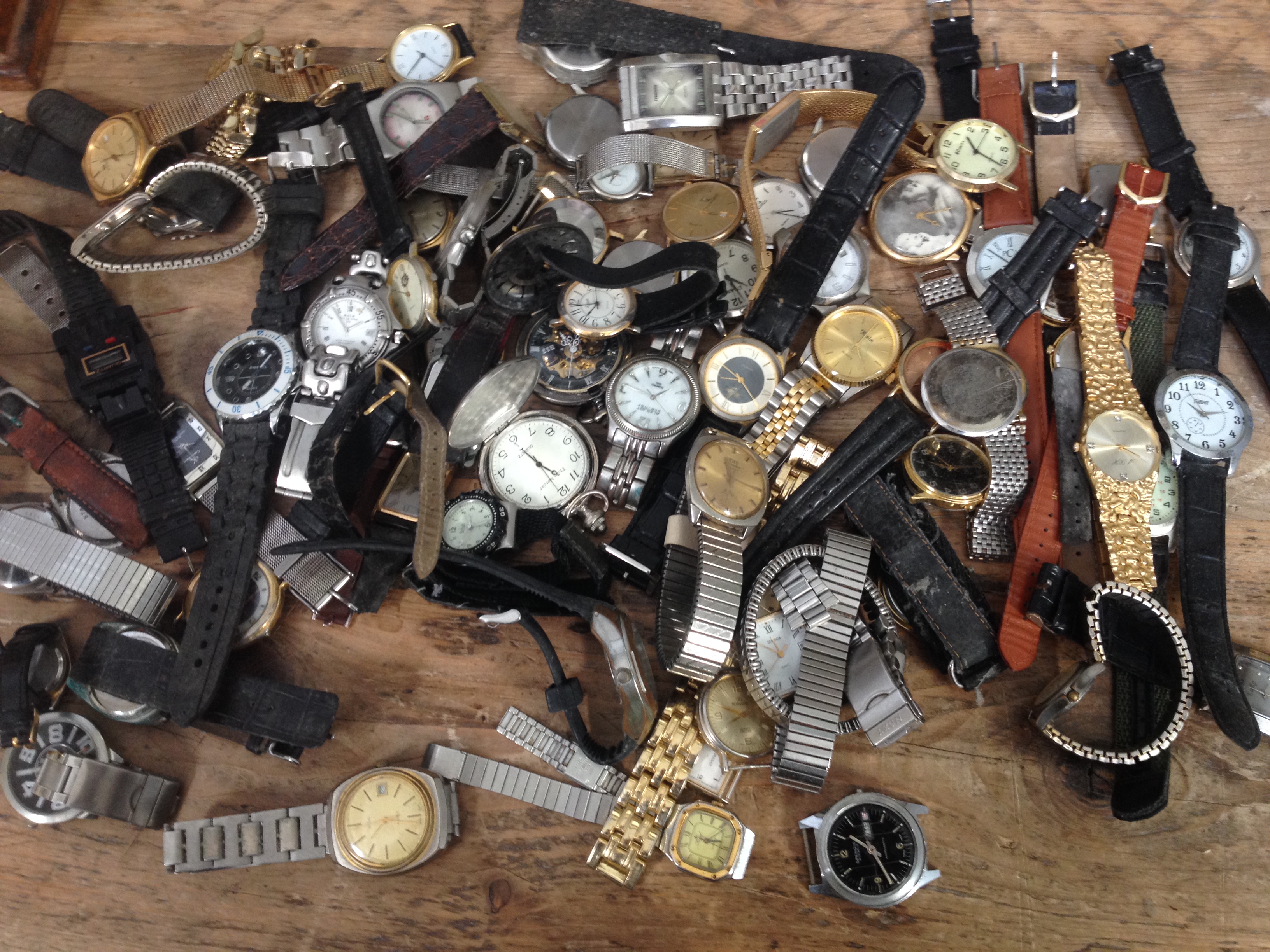 Assorted gent's wristwatches.