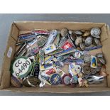A tray of assorted vintage railway badges & buttons etc.