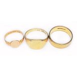 A group of three hallmarked 9ct gold rings, gross wt. 10.8g, size L & T.
