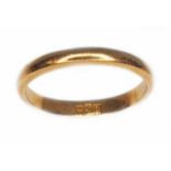 A Egyptian wedding band, .750 purity marks, wt. 2.5g, size M.