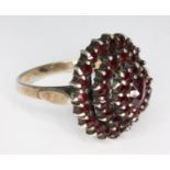A garnet cluster ring, indistinct foreign marks, gross wt. 4.6g, size L.