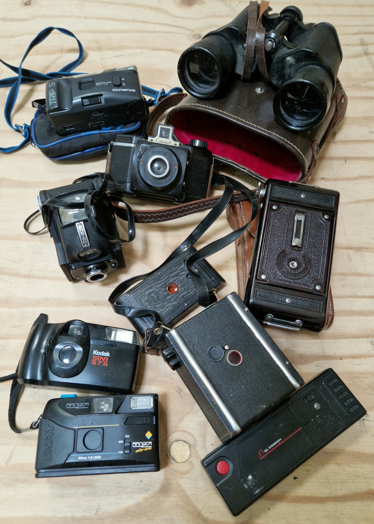 A box of vintage cameras to include a Soho Cadet folding camera, a Coronet Twelve-20 box camera, a