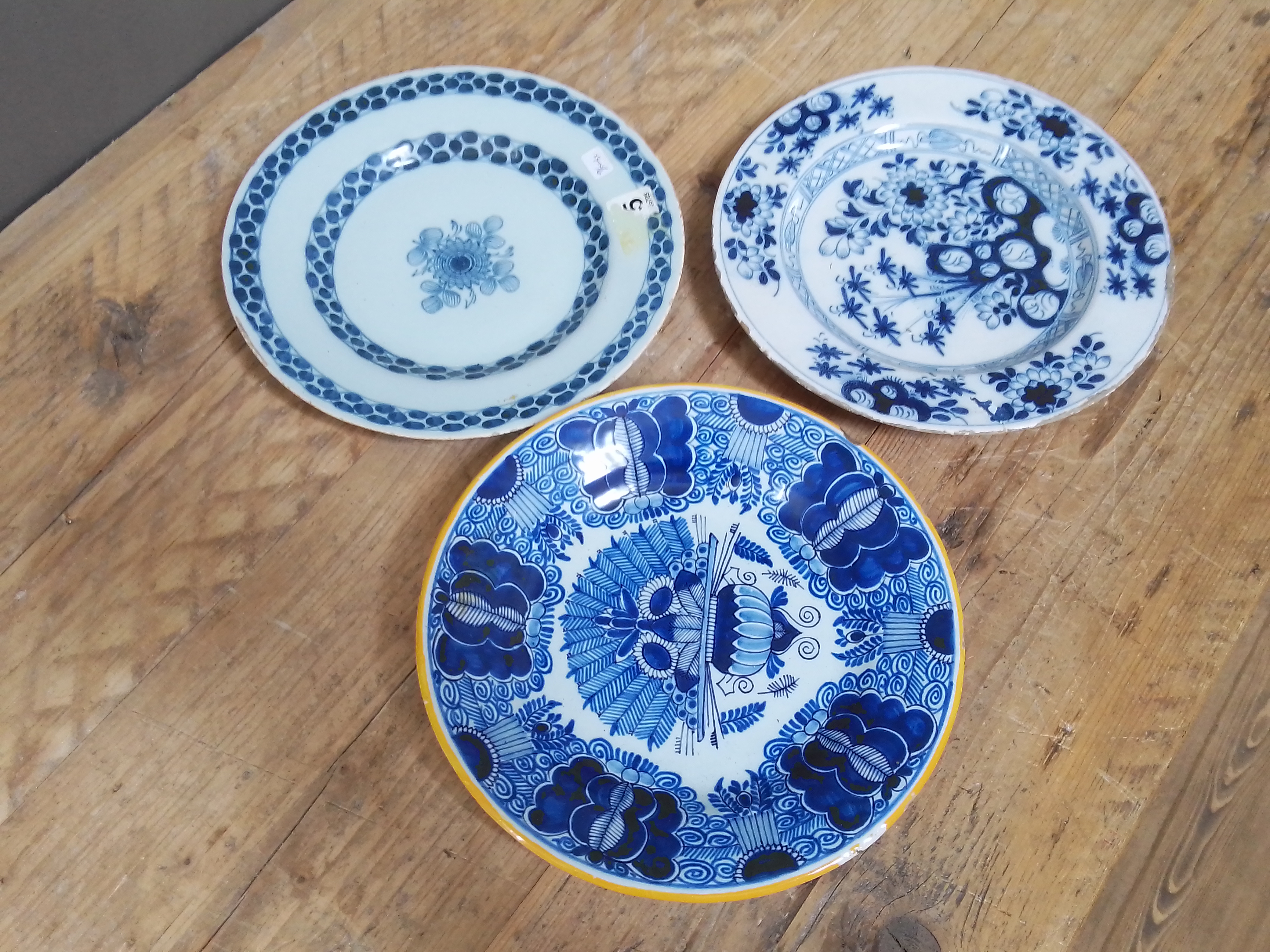 A group of six delft dishes. - Image 8 of 14