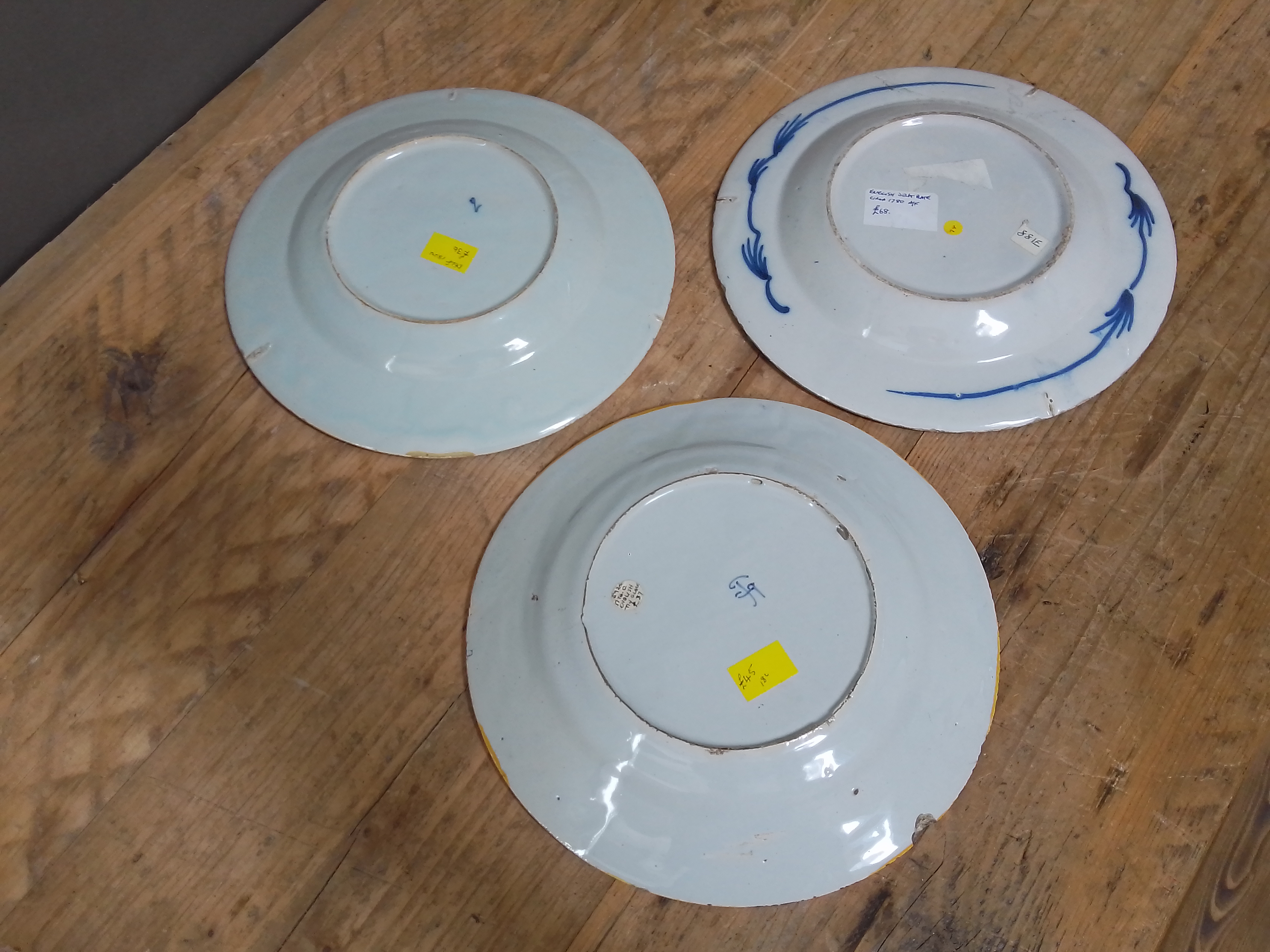 A group of six delft dishes. - Image 9 of 14