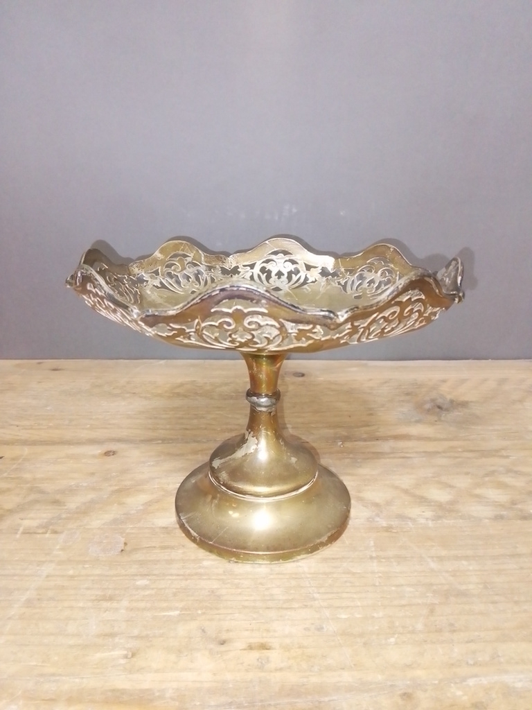 A George V silver pierced pedestal bowl, Deakin & Francis, Birmingham 1918, height 14cm, wt. 8ozt.