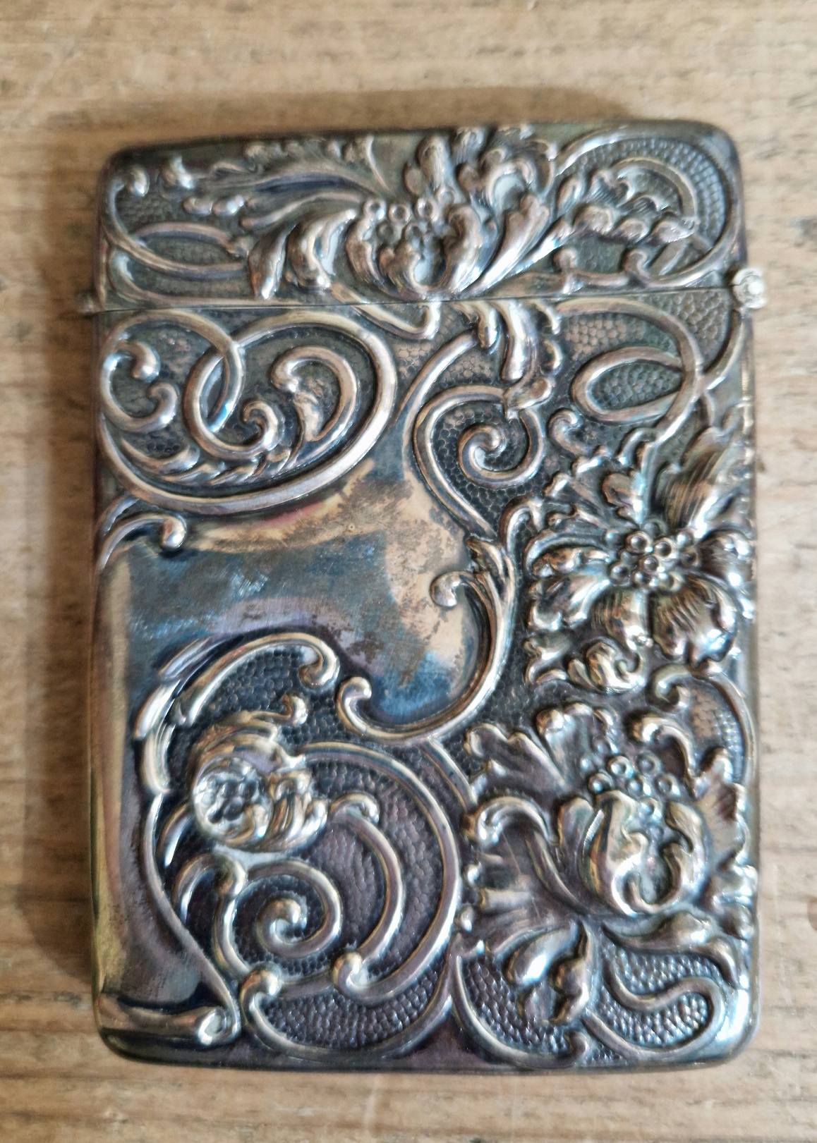 An Edward VII Art Nouveau style repousse silver card case, Reynolds & Westwood, Birmingham 1905, 6. - Image 4 of 4