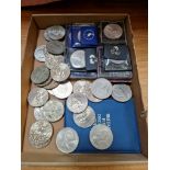 A tray of assorted commemorative crowns & a decimal coin set.