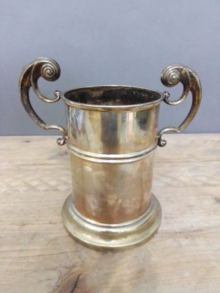 A George V twin handled silver siphon holder/bottle coaster, Walker & Hall, Sheffield 1914, height