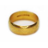 A hallmarked 22ct gold wedding band, wt. 8.3g, size P.