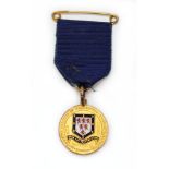 A hallmarked 9ct gold 1911 Coronation medallion, gross wt. 7.1g.